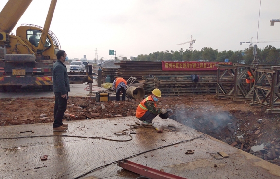 嚴(yán)抓復(fù)工后的疫情防控工作。圖為2020年2月24日樟樹(shù)葛玄路臺(tái)埠中橋便道鋼便橋施工現(xiàn)場(chǎng)